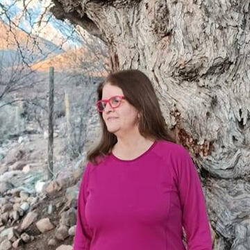 Gioconda Varas Ríos junto a la cordillera